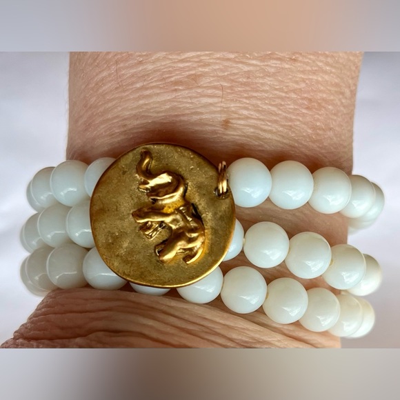 White bead 3 elastic bracelets NWOT- elephant luck pendant jewelry - Picture 1 of 12